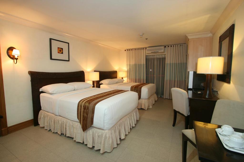 Четырехместный (Суперлюкс с 2 спальнями) отеля Crown Regency Suites Mactan, Мактан