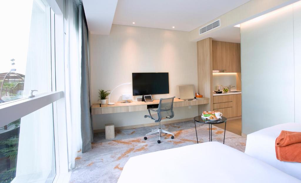 Двухместный (Улучшенный двухместный номер-студио с 2 отдельными кроватями) отеля Capri by Fraser Changi City, Singapore, Сингапур (город)