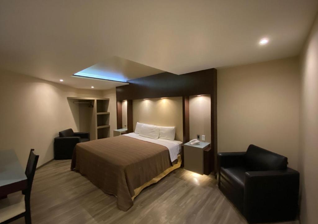 Двухместный (Улучшенный номер с кроватью размера «king-size») отеля Hotel Cartagena, Мехико