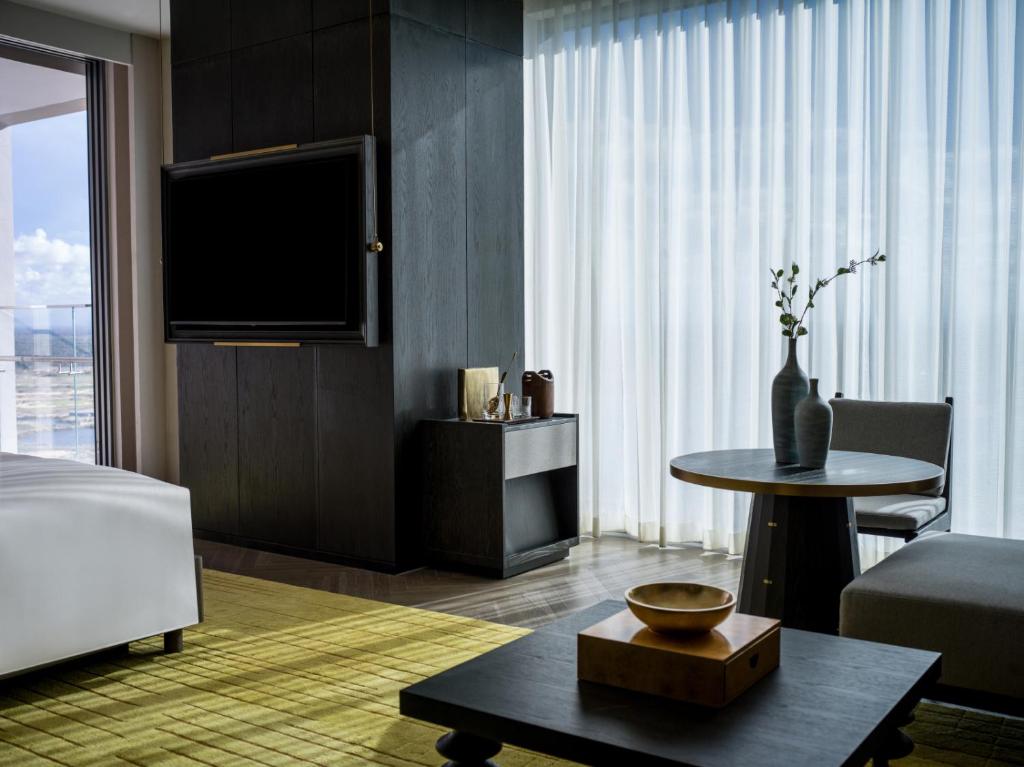 Двухместный (Улучшенный люкс с 1 кроватью размера «king-size») отеля Hoiana Hotel & Suites, Хойан