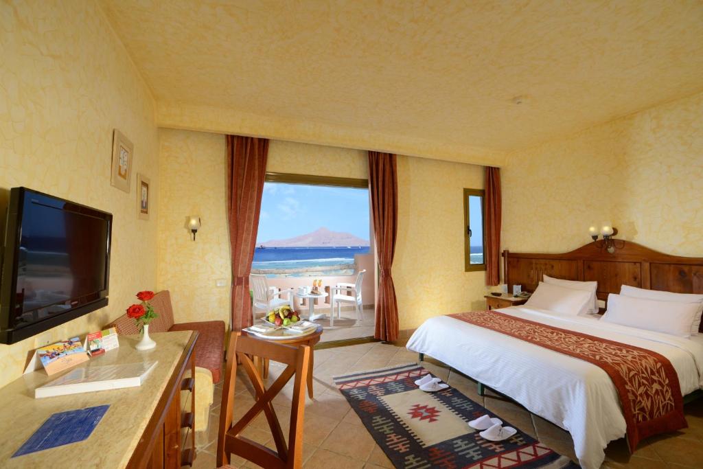 Двухместный (Стандартный номер с видом на пляж) курортного отеля Charmillion Sea Life Resort, Шарм-эль-Шейх