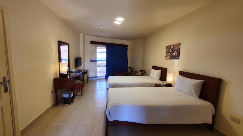 Семейный (Два смежных двухместных номера с 2 отдельными кроватями, вид на море) курортного отеля Fanar De Luna, Айн-Сохна