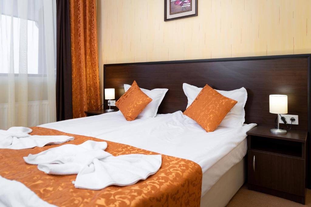 Двухместный (Двухместный номер с 1 кроватью или 2 отдельными кроватями и балконом) отеля Paradise SPA Hotel, Цигов Чарк