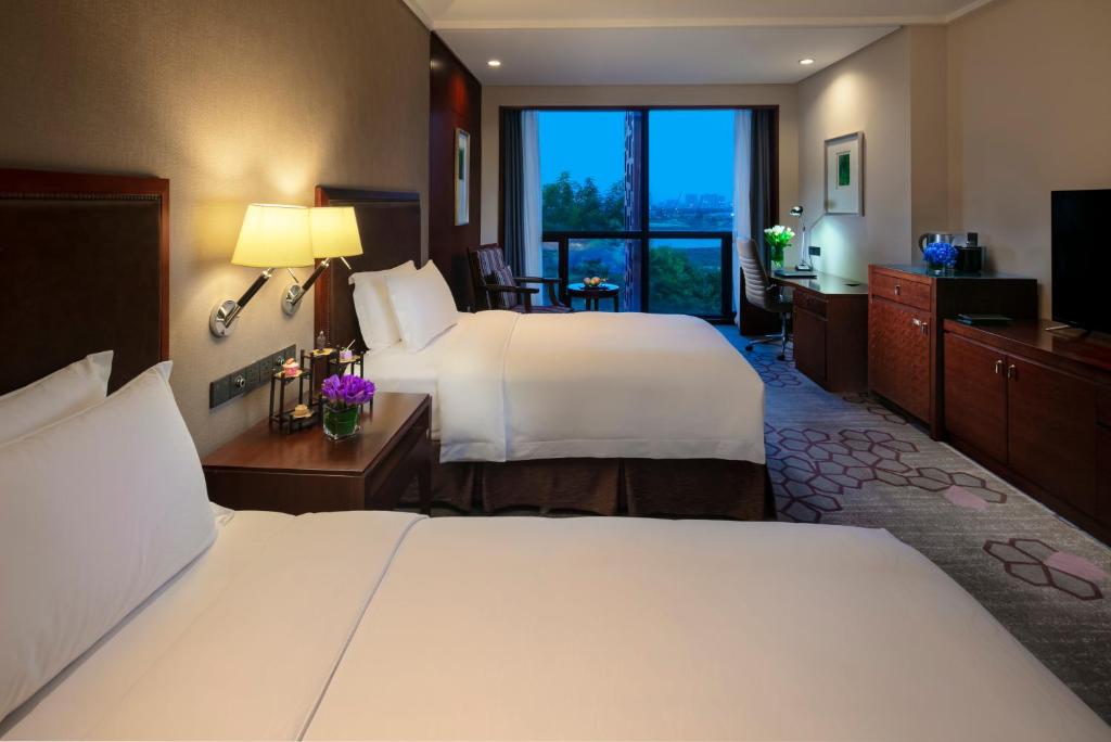 Двухместный (Двухместный номер «Гранд» Делюкс с 2 отдельными кроватями и видом на реку) отеля Jin Jiang International Hotel Xi'an, Сиань