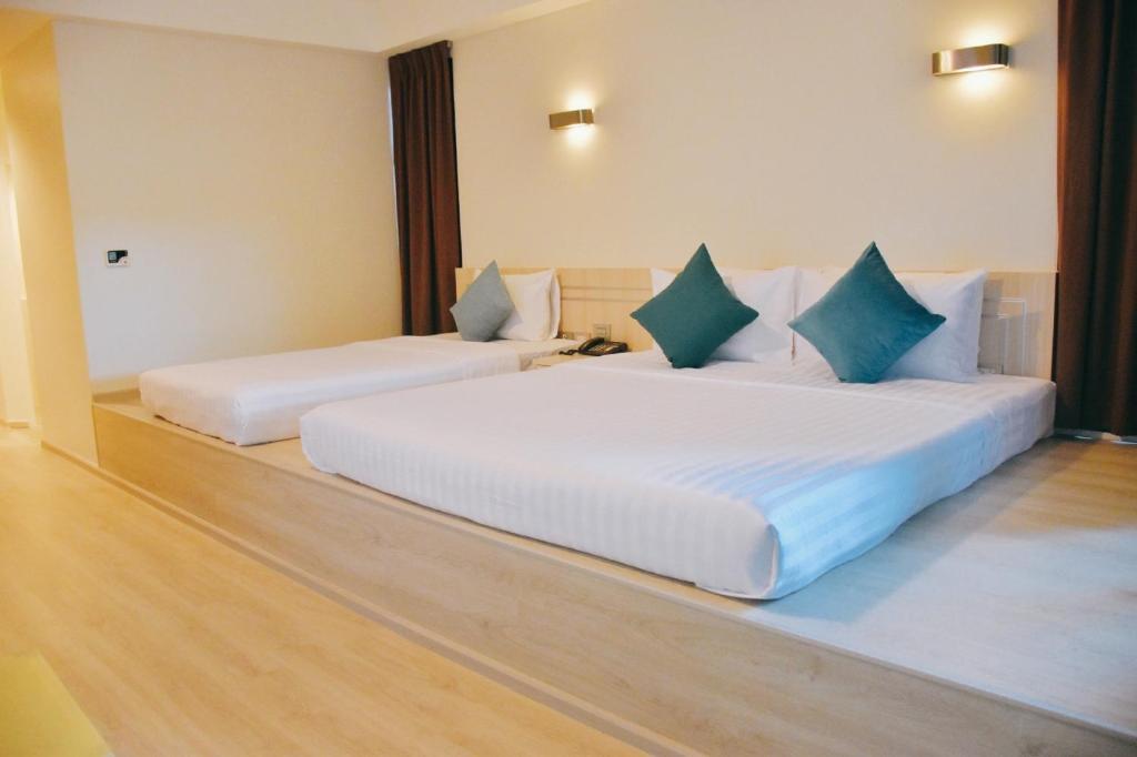 Трехместный (Улучшенный номер с кроватью размера «king-size») отеля Bangsaen Heritage, Чонбури