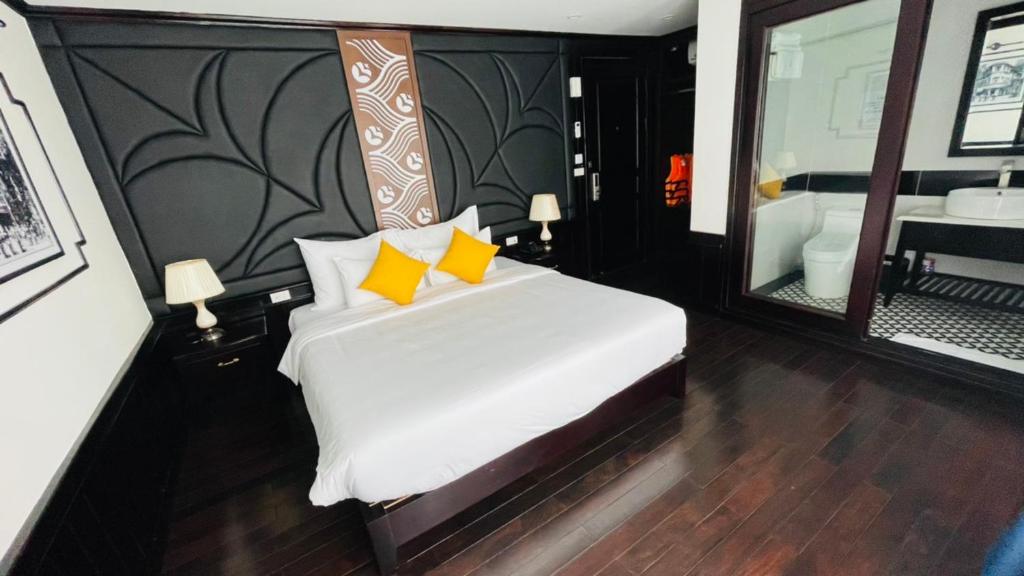Сьюит (Люкс с кроватью размера «king-size» и балконом) отеля Sky Cruises Ha Long, Халонг