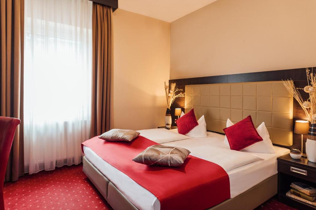 Семейный (Двухместный номер с двуспальной кроватью и дополнительной кроватью) отеля Novum Hotel Savoy Hamburg Mitte, Гамбург