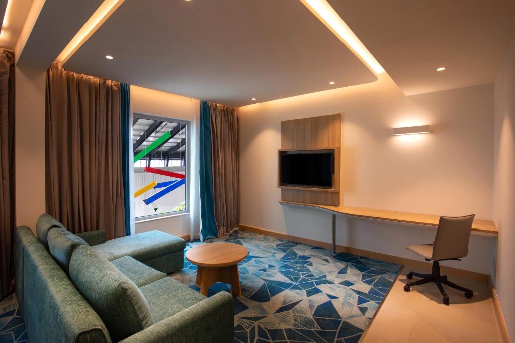 Сьюит (Queen Suite with Living Area and Kitchenette - Non-Smoking Free Buffet Breakfast and 15% Disc on F&B), Holiday Inn Express & Suites Bengaluru Old Madras Road, an IHG Hotel