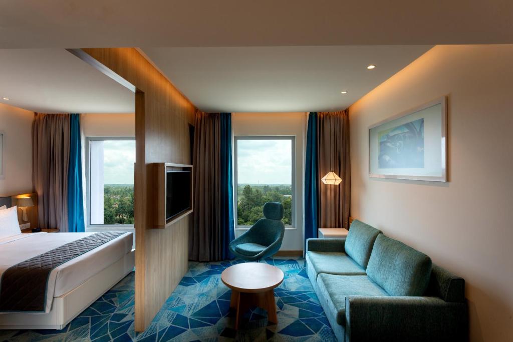 Сьюит (Queen Suite with Living Area and Kitchenette - Non-Smoking Free Buffet Breakfast and 15% Disc on F&B), Holiday Inn Express & Suites Bengaluru Old Madras Road, an IHG Hotel