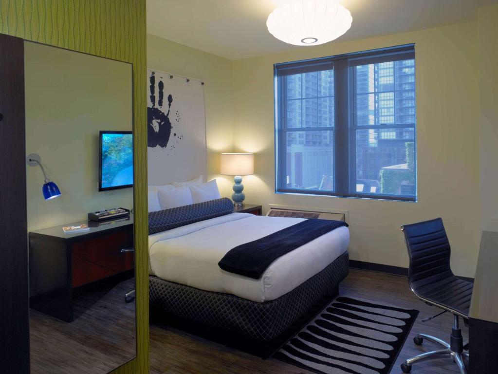 Двухместный (Номер с кроватью размера «queen-size» и видом на город) отеля Acme Hotel Company Chicago, Чикаго