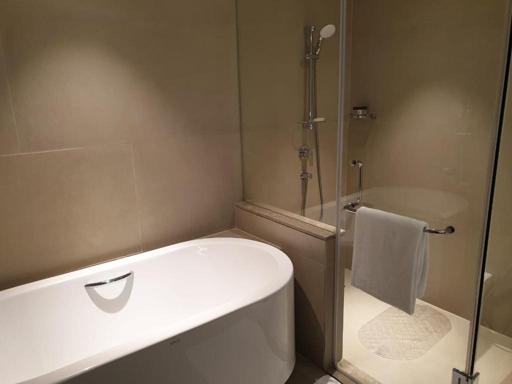 Сьюит (1 NS BEDROOM SUITE WITH KITCHENETTE, BALCONY AND BATHTUB CHEF’S SPECIAL- ONE ROUND OF SUN DOWNER FOR 2 (TEA/ COFFEE WITH ONE PORTION OF SNACKS), IN ROOM THREE COURSE MEAL FOR 2 & 20% DISCOUNT ON F&B), Holiday Inn Gurugram Sector 90, an IHG Hotel