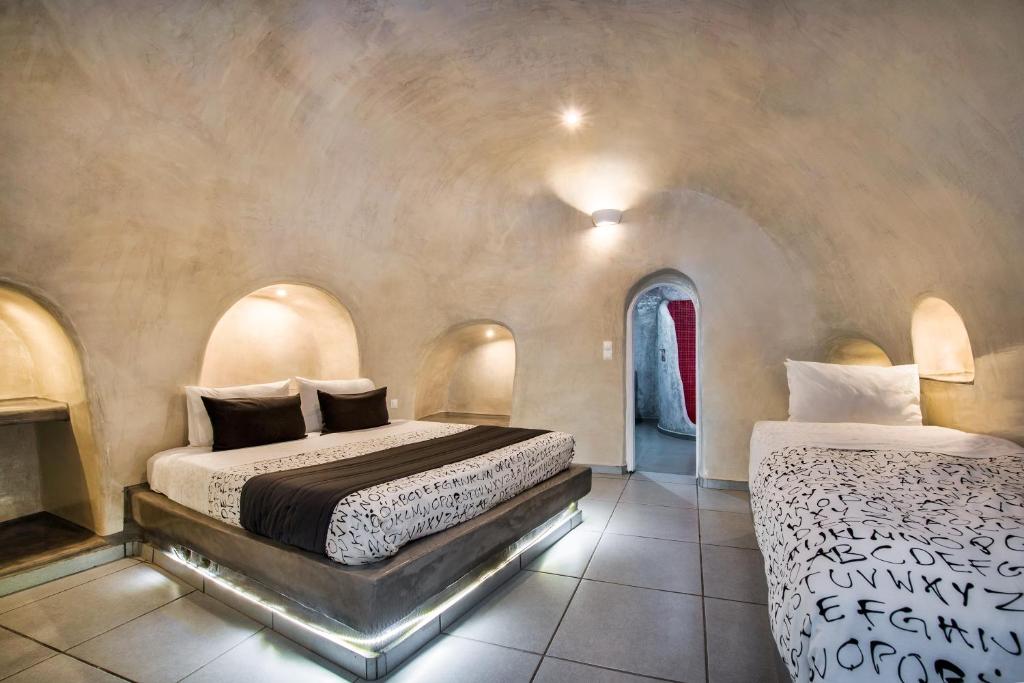 Трехместный (Улучшенный традиционный трехместный номер «Пещера») отеля Katerina's Castle, Имеровиглион