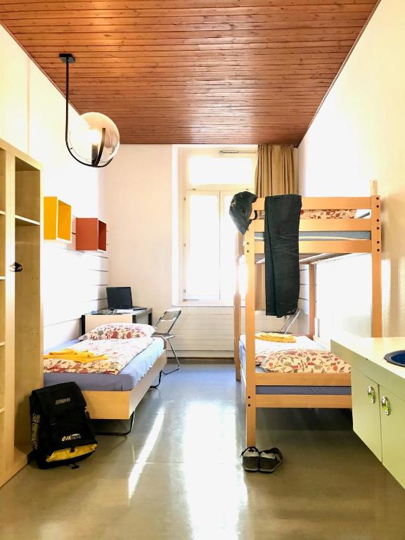 Трехместный (Трехместный номер с общей ванной комнатой) хостела Bellinzona Youth Hostel, Беллинцона