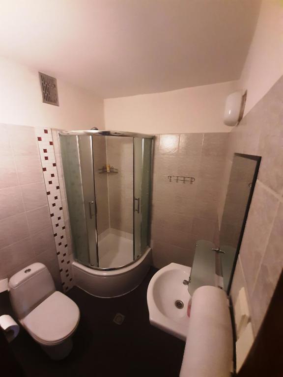 Двухместный (Двухместный номер с 2 отдельными кроватями и общей ванной комнатой) хостела Red Carpet Hostel, Краков