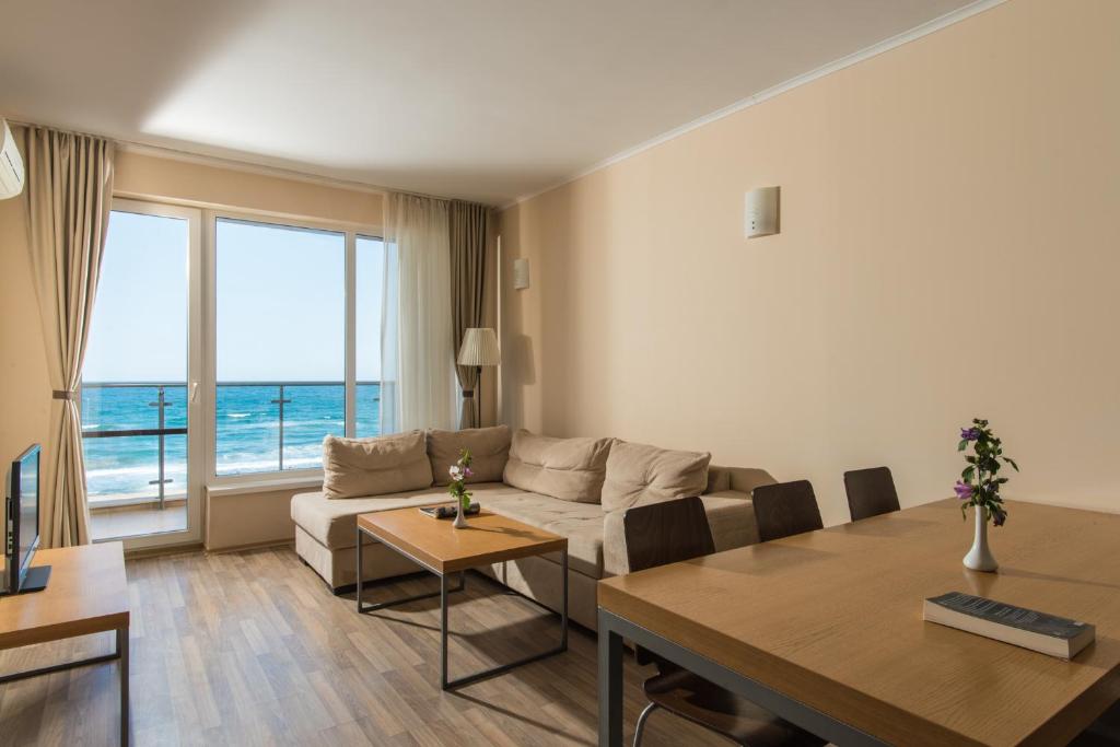 Апартаменты (Апартаменты с 1 спальней и видом на море (для 2 взрослых и 2 детей)) апарт-отеля Obzor Beach Resort, Обзор