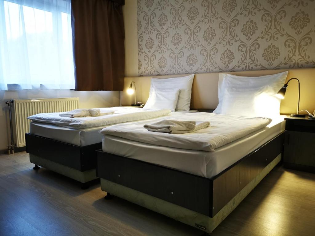 Двухместный (Стандартный двухместный номер с 2 отдельными кроватями) отеля Patyi Étterem és Hotel, Шарвар