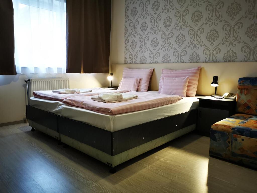 Двухместный (Двухместный номер с 2 отдельными кроватями и дополнительной кроватью) отеля Patyi Étterem és Hotel, Шарвар