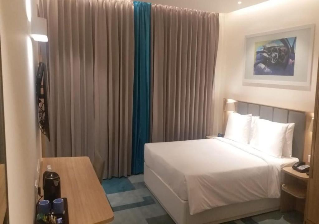 Двухместный (Queen Room - Mobility Access Roll in Shower with Free Buffet Breakfast), Holiday Inn Express & Suites Bengaluru Old Madras Road, an IHG Hotel