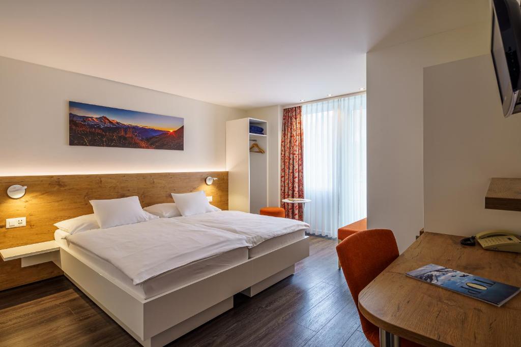 Двухместный (Улучшенный двухместный номер с 2 отдельными кроватями и кондиционером) отеля Hotel Bernerhof, Интерлакен