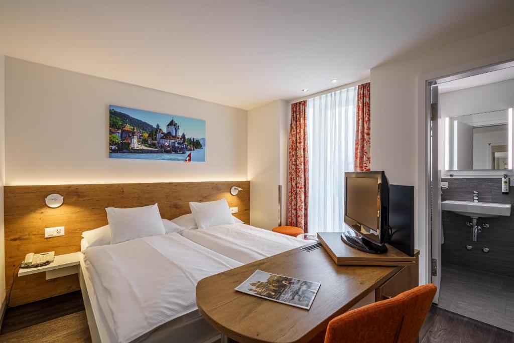 Двухместный (Номер с кроватью размера «queen-size») отеля Hotel Bernerhof, Интерлакен