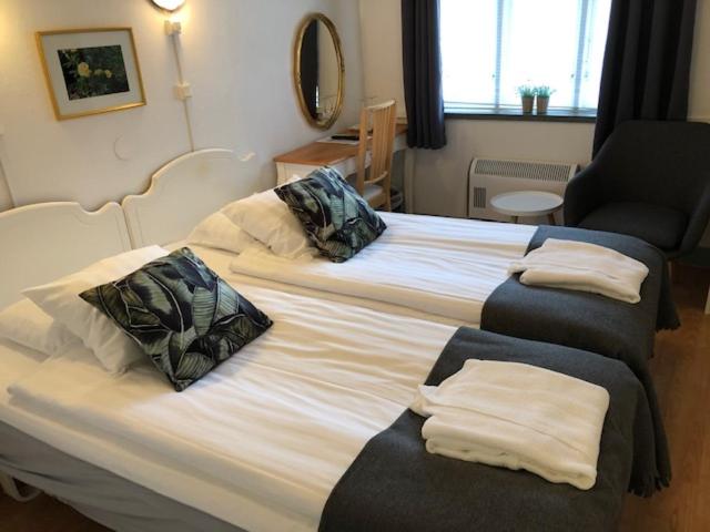 Четырехместный (Четырехместный номер с 2 ванными комнатами) отеля Hotell Turistgården i Simrishamn, Симрисхамн
