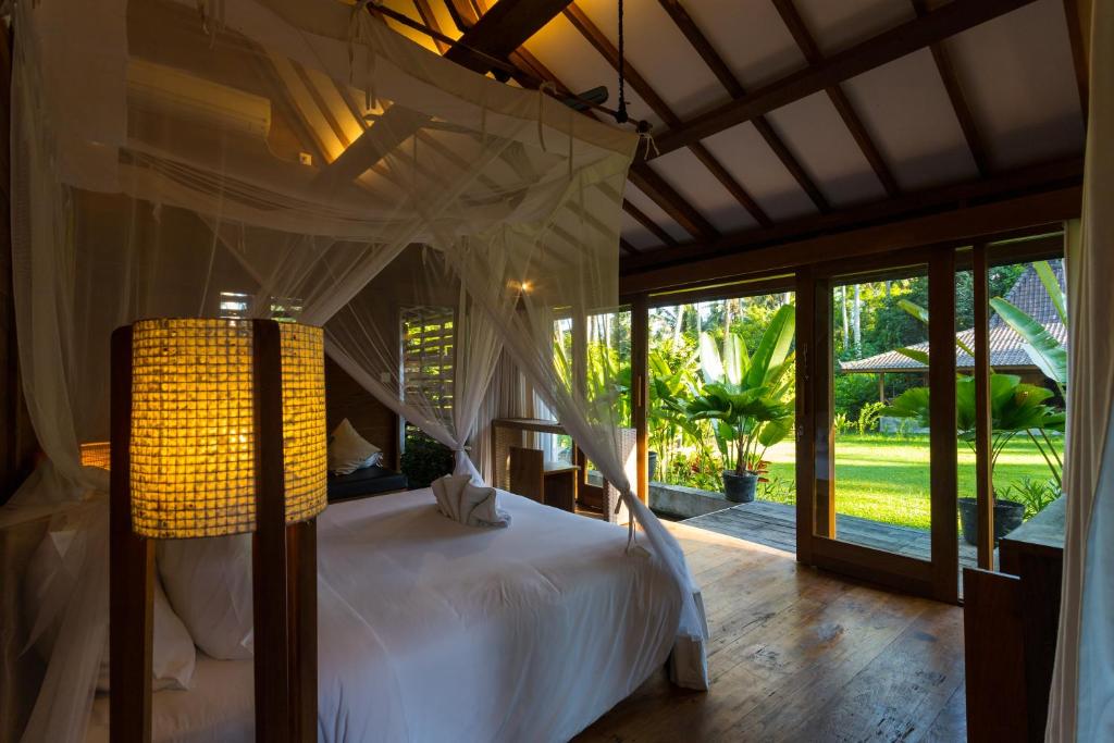 Вилла (Wooden Two-Bedroom Villa and Garden View), De Ubud Villas & Spa