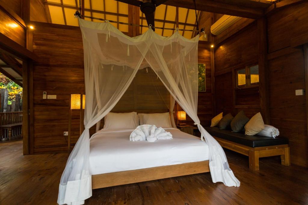 Вилла (Wooden Two-Bedroom Villa and Garden View), De Ubud Villas & Spa