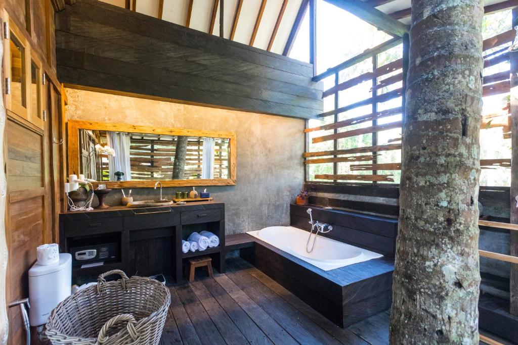 Вилла (Wooden Two-Bedroom Villa and Garden View), De Ubud Villas & Spa