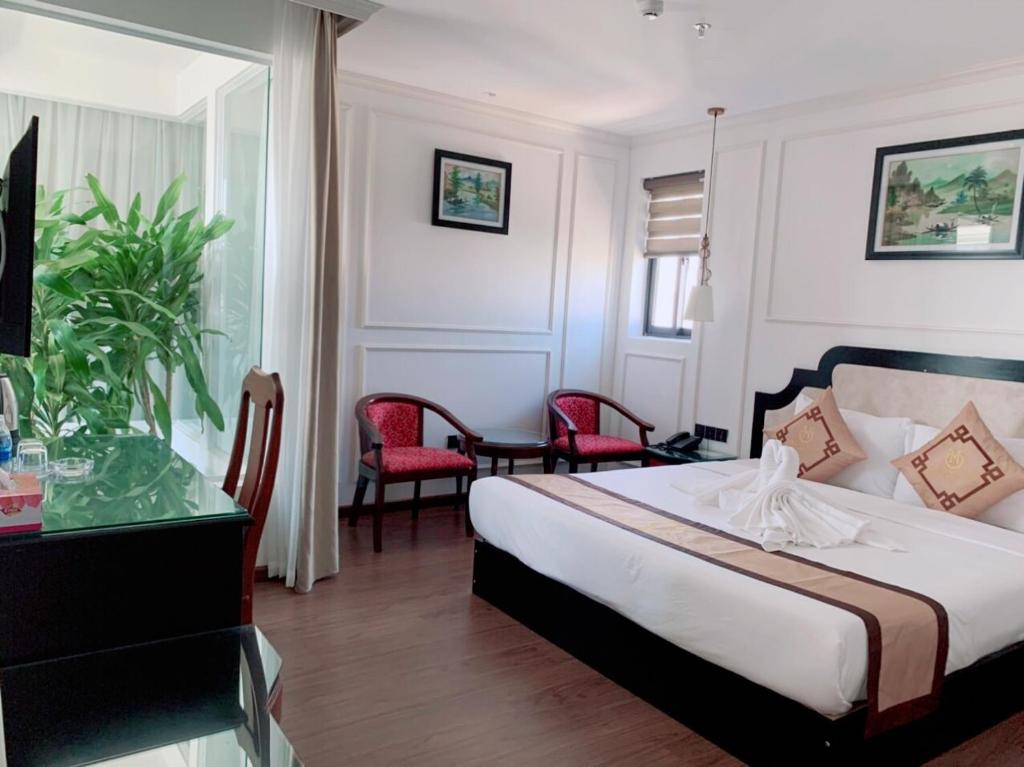 Двухместный (Номер Делюкс с кроватью размера «queen-size») отеля Khanh Linh Hotel, Дананг