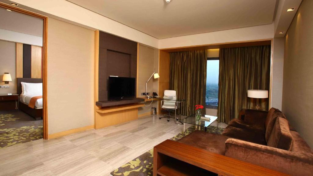 Сьюит (King Suite with Lounge Access with Cocktail Hours, 02 pcs of Laundry), Holiday Inn New Delhi Mayur Vihar Noida