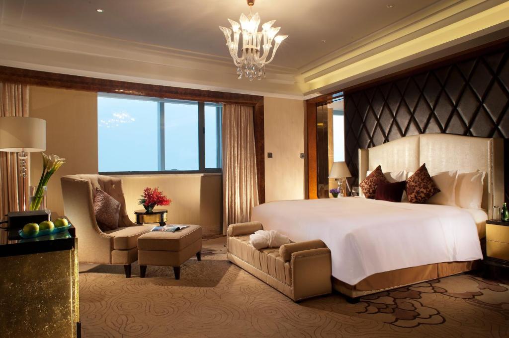 Сьюит (Люкс с 1 спальней и кроватью размера «king-size») отеля Crowne Plaza Xi'an, Сиань