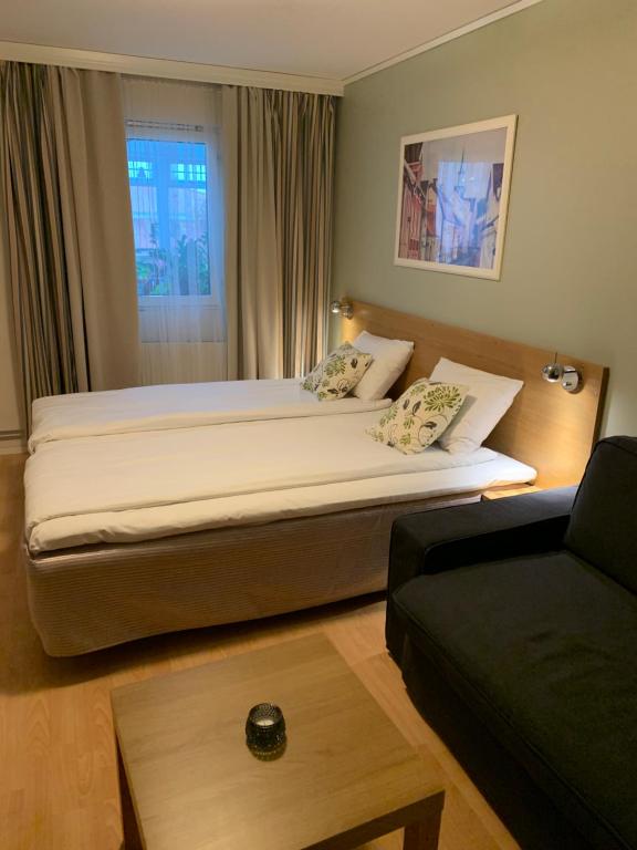 Двухместный (Двухместный номер с двуспальной кроватью и дополнительной кроватью) отеля Björkbackens Karaktärshotell, Виммербю