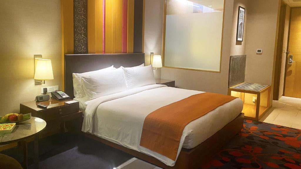 Двухместный (Executive Room with 06 Pints of Beer, Early Check-In and Late Check-Out subject to the availability), Holiday Inn New Delhi Mayur Vihar Noida