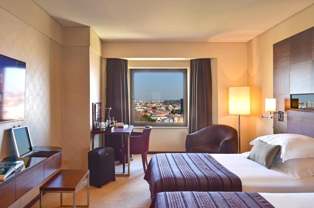 Двухместный (Представительский двухместный номер с 2 отдельными кроватями на верхнем этаже) отеля Porto Palacio Congress Hotel & Spa, Порту