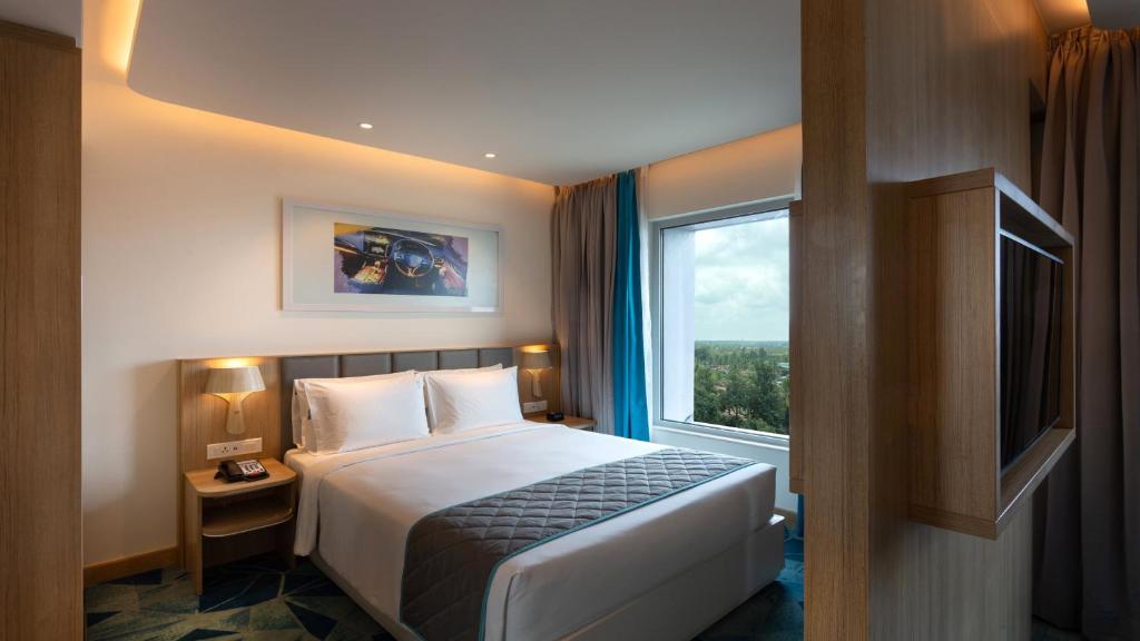 Сьюит (1 QUEEN BED JUNIOR SUITE Free Buffet Breakfast and 15% Disc on F&B), Holiday Inn Express & Suites Bengaluru Old Madras Road, an IHG Hotel