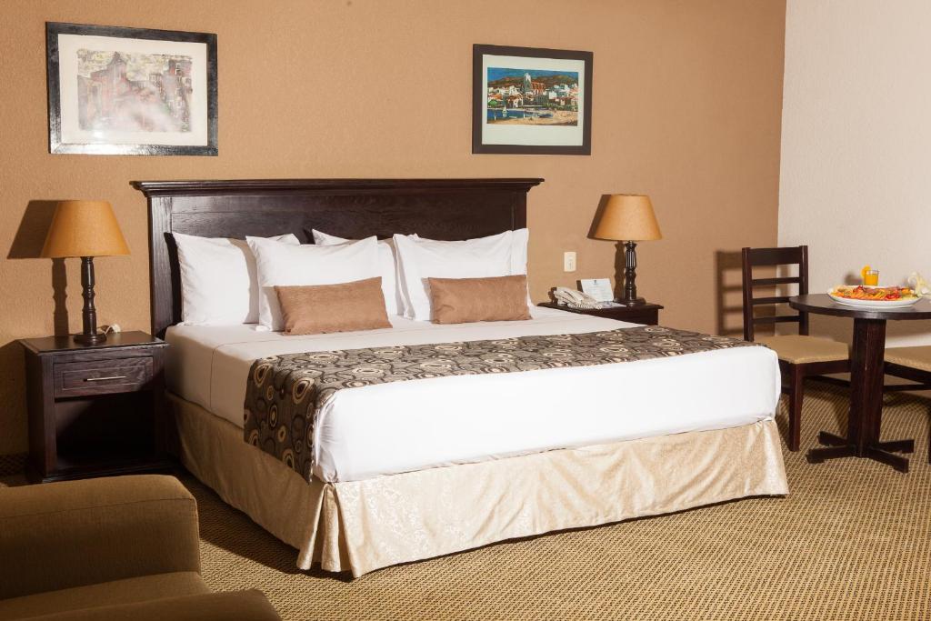 Двухместный (Номер с кроватью размера «king-size» - Для курящих) отеля Best Western Posada Del Rio, Торреон