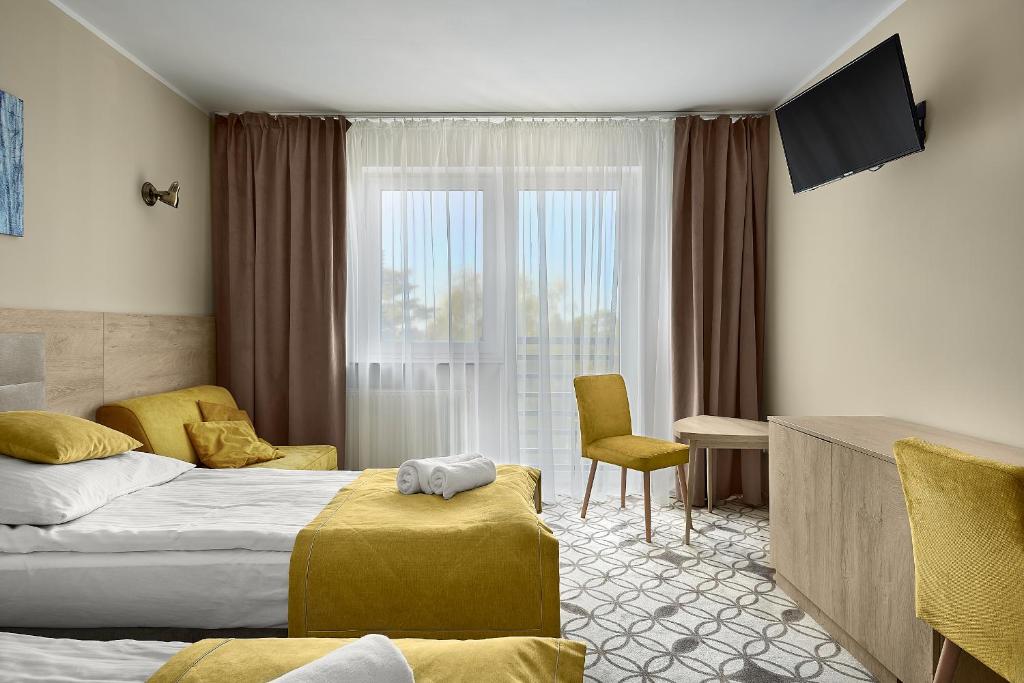 Двухместный (Стандартный номер с 2 односпальными кроватями и диваном) курортного отеля Sanatorium Zefir, Крыница-Морска