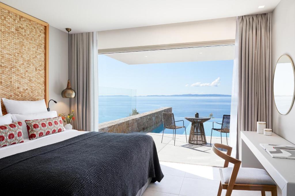 Двухместный (Улучшенный двухместный номер с 1 кроватью у кромки бассейна, вид на море) курортного отеля MarBella Elix, Пердика