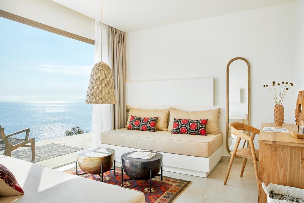 Сьюит (Семейный люкс с 1 спальней и видом на море (для 2 взрослых и 2 детей)) курортного отеля MarBella Elix, Пердика