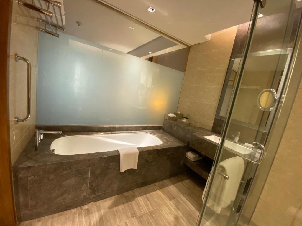 Сьюит (King Suite with Lounge Access with Cocktail Hours, 02 pcs of Laundry), Holiday Inn New Delhi Mayur Vihar Noida