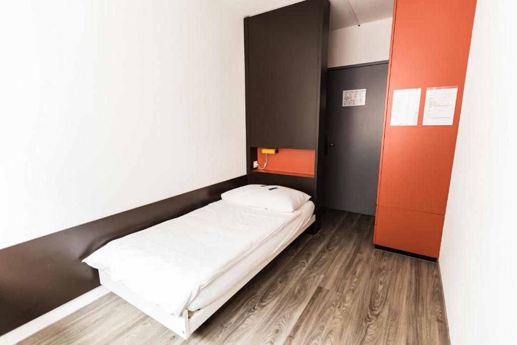 Одноместный (Бюджетный одноместный номер с общей ванной комнатой) хостела City Hostel Geneva, Женева
