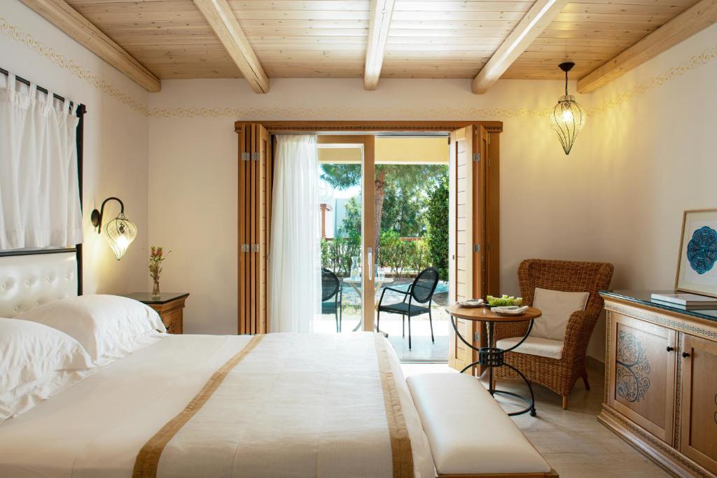 Номер (Бунгало с видом на сад) курортного отеля Mitsis Blue Domes Exclusive Resort & Spa, Кардамена