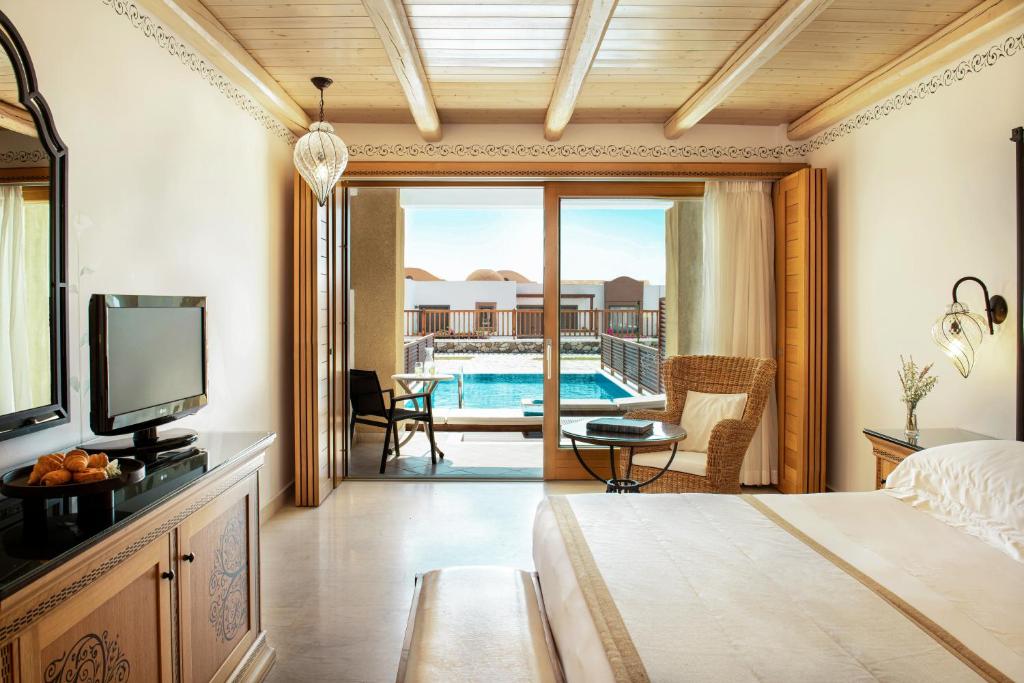 Двухместный (Двухместный номер с 2 отдельными кроватями и собственным бассейном) курортного отеля Mitsis Blue Domes Exclusive Resort & Spa, Кардамена