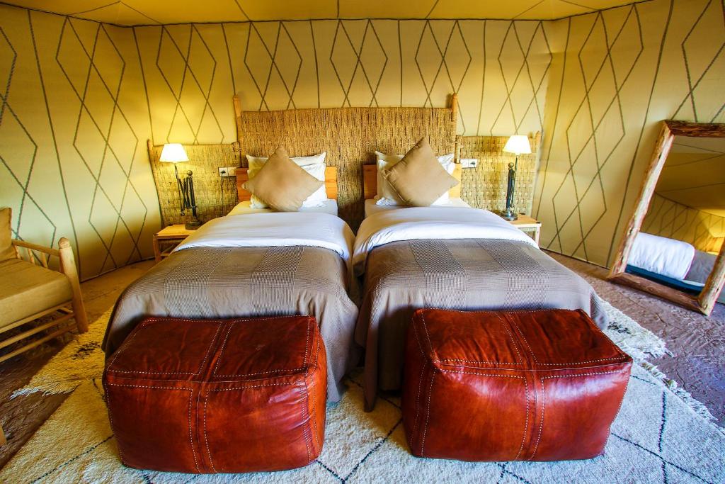Номер (Tent with Triple Beds) отеля Madu Luxury Desert Camp, Мерзуга
