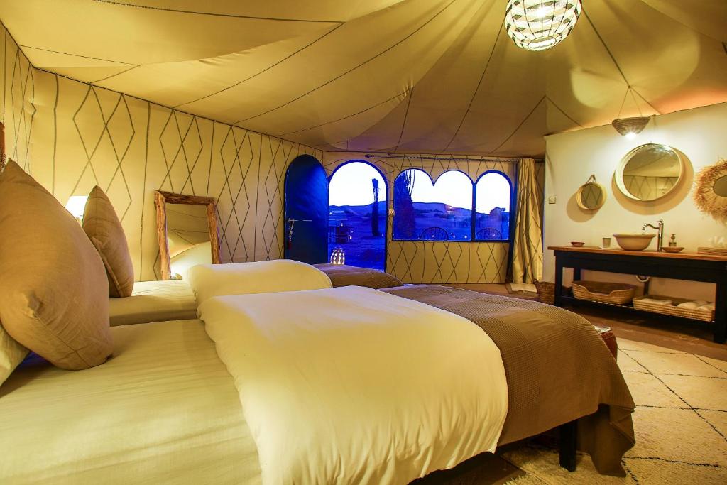 Номер (Tent With 1 Double Bed) отеля Madu Luxury Desert Camp, Мерзуга