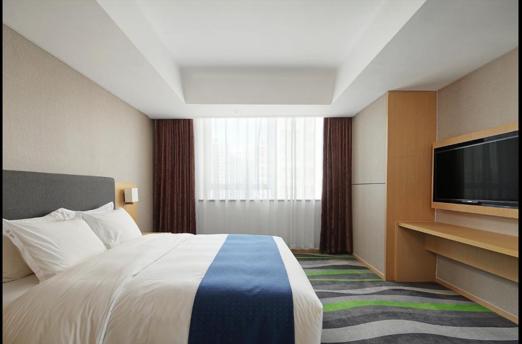 Двухместный (Стандартный номер с кроватью размера «king-size») отеля Holiday Inn Express Jinan High-Tech Zone, Цзинань