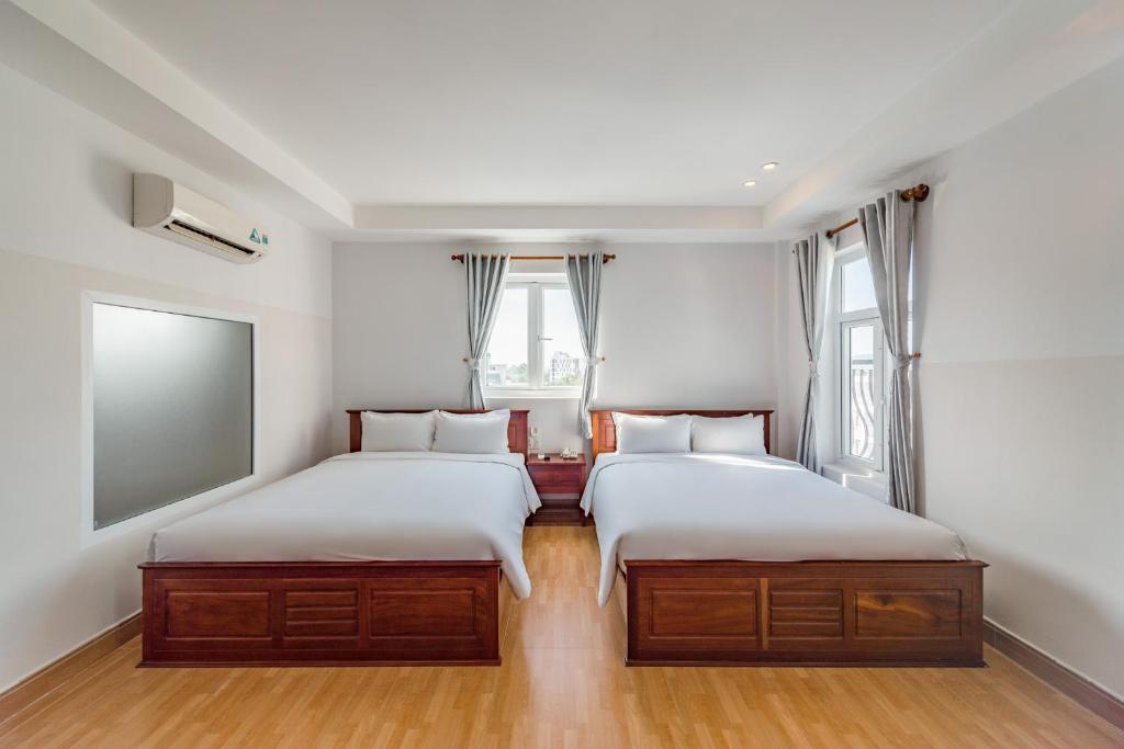 Двухместный (Улучшенный двухместный номер с 1 кроватью или 2 отдельными кроватями) отеля Holiday Hotel, Дуонг-Донг