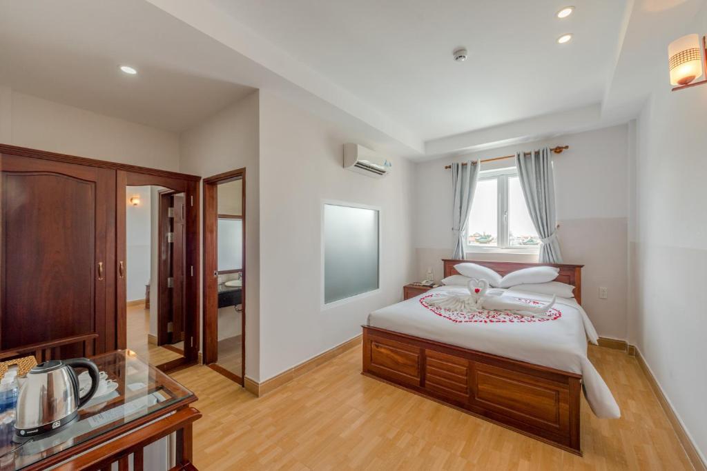Двухместный (Двухместный номер Делюкс с 1 кроватью или 2 отдельными кроватями, вид на город) отеля Holiday Hotel, Дуонг-Донг