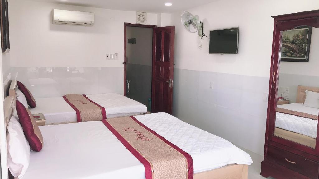 Четырехместный (Стандартный номер с двумя кроватями размера «queen-size») отеля HOÀNG SƠN HOTEL 2, Нячанг