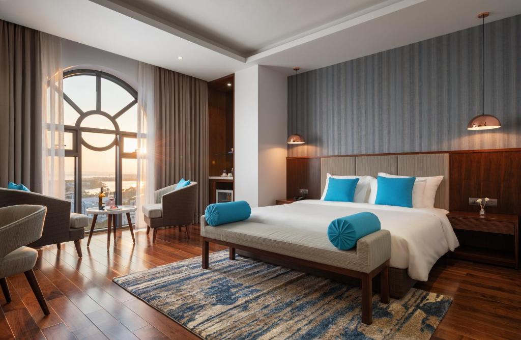 Двухместный (Номер «Гранд» Делюкс с кроватью размера «king-size») отеля D'Lecia Ha Long Hotel, Халонг
